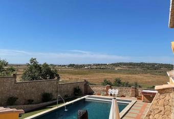 Villa Casa Velha has rooms with a private hot tub