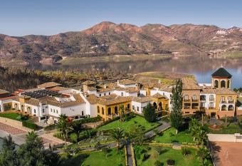 B bou Hotel La Vi  uela & Spa has rooms with a private hot tub