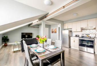 Charming 2BR Apartment w Netflix - In Downtown allows 18 year olds to book a room