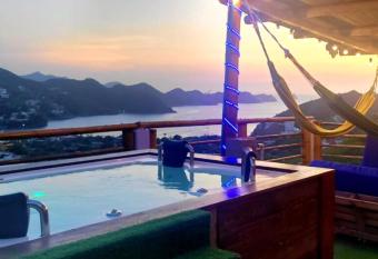 Casa Danisa Taganga con vista al mar, piscina, jacuzzi has rooms with a private hot tub