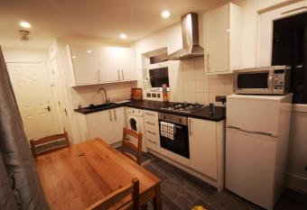 Nice Studio Apartment LTN allows 18 year olds to book a room