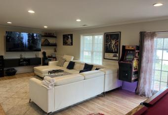 Cozy Lake House near Atlanta sits on Private Lake has Balcony rooms