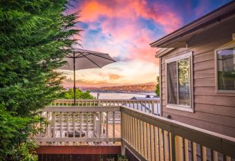 Sunrise on Lake Washington allows 18 year olds to book a room