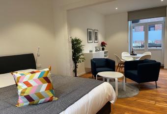 Les G  tes Du Palais allows 18 year olds to book a room