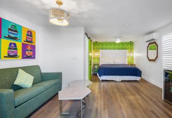 NEW Chicken Run - Colorful on Duval allows 18 year olds to book a room