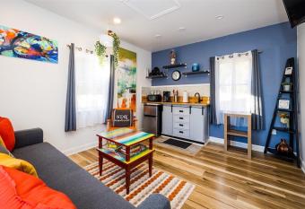 Tiny House 3 min from Down Town Cape Charles has Balcony rooms