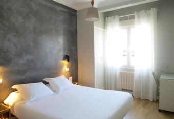 Pensi  n Don Claudio allows 18 year olds to book a room