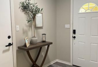 Charming Getaway 2 bedroom Townhome in Ft Walton Beach has Balcony rooms