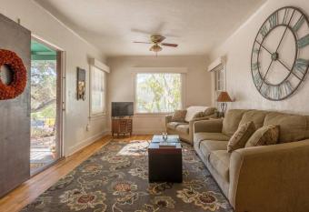 Colonial Cottage Getaway has Balcony rooms