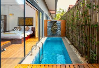 Nina Angkor Residence has rooms with a private hot tub