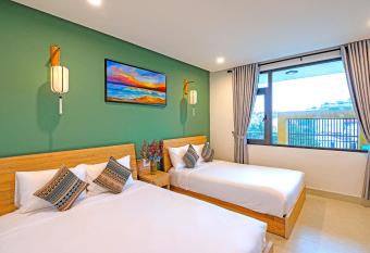 HOIANIAN CENTRAL VILLA has rooms with a private hot tub