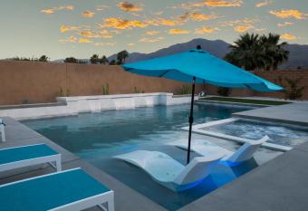 PGA West (STADIUM course!)WALK to ERNIES!Brand new has rooms with a private hot tub