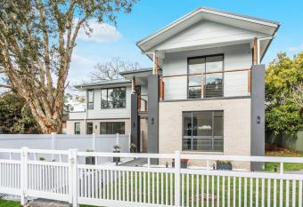 Entire House by Hawkesbury River has Balcony rooms