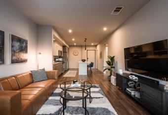 Luxury Apartment in Anaheim near Angel Stadium, Disneyland has Balcony rooms