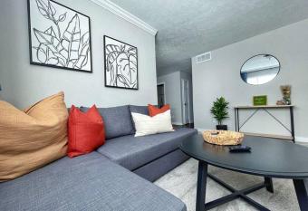 Quiet & Quaint apartment, 5 mins to airport and 15 mins to downtown allows 18 year olds to book a room