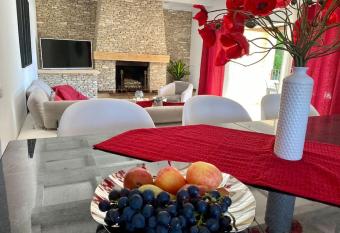 Villa avec Piscine & Jaccusy has rooms with a private hot tub