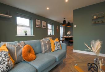 Centre of Cardiff 2Bed Flat with Private Parking and 10 minute walk to City Centre allows 18 year olds to book a room