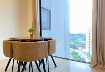 2 to 6 Pax 2B2B w Wifi and Netflix at Bandar Sunway has Balcony rooms