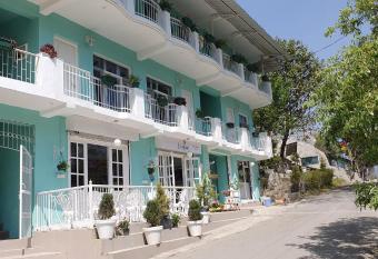 Lakefront Stays allows 18 year olds to book a room