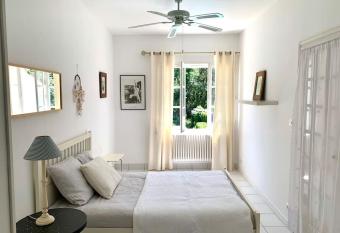 Maison de ville confortable avec piscine has Balcony rooms