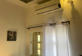 Studio personnel_meubl  /Cotonou allows 18 year olds to book a room