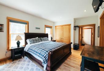 Waterfront Private Apartment, 5 minutes from LLBean! has Balcony rooms