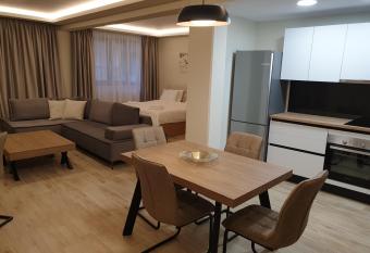 Olive Deluxe Apartment has rooms with a private hot tub