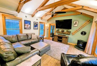 Waterfront 8 acres privacy and 5 min to LL Bean! has Balcony rooms