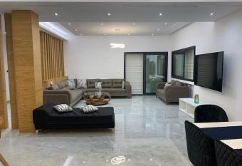 Appartamento di lusso a Soukra has rooms with a private hot tub