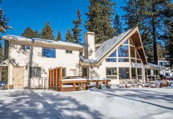 Deschutes Riverfront Home has Balcony rooms