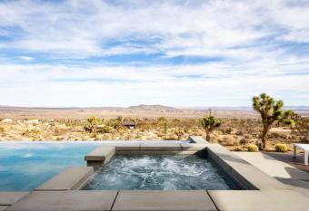 Rockwood House! Infiniti Pool and Spa! has Balcony rooms