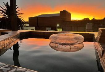 Luminoso piso con jacuzzi has Balcony rooms