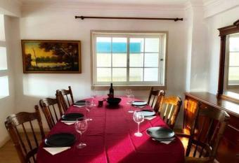 Oceans house - Pool, Sauna, 22 Sleeps, 7m to beach has rooms with a private hot tub