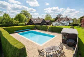 6 Bed Countryside Mansion With Tennis Court & Swimming Pool with Parking has Balcony rooms