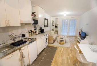 Bel appartement neuf 15 minutes des Champs-Elys  es has Balcony rooms