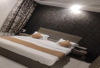 HOTEL QUBIC STAY BY IGI AIRPORT has Smoking/Balcony rooms