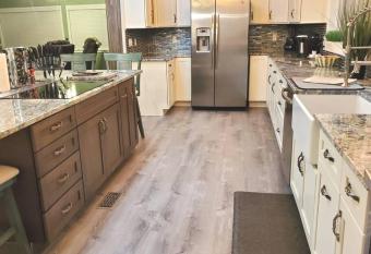 Hilltop View Ranch has Balcony rooms