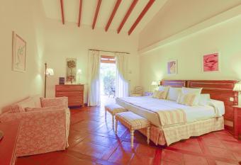 Can Arab   has rooms with a private hot tub