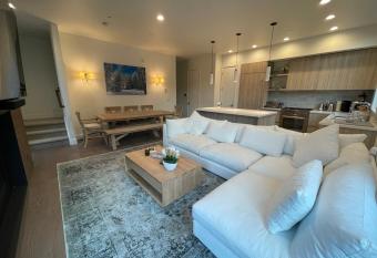 2021 Canyons Village 3br Townhouse, 3 min walk from Gondola has Balcony rooms