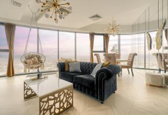 Hanza Tower GOLD-21 has rooms with a private hot tub