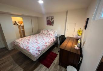 Cozy Private Room with Shared Bathroom on the 1st Floor - Conveniently Located near SeaTac Airport and Downtown has Balcony rooms