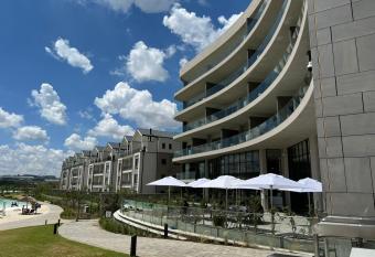 Deluxe Apartment 285 has Balcony rooms