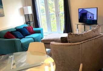 Lovely 2 bedrooms apartment allows 18 year olds to book a room