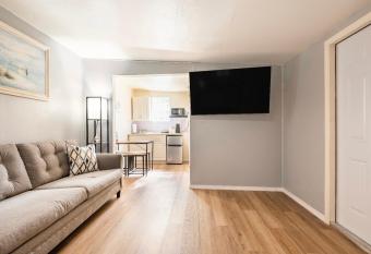 Jony   s Paradise allows 18 year olds to book a room