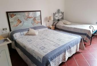 Assisi Hus shared room has rooms with a private hot tub