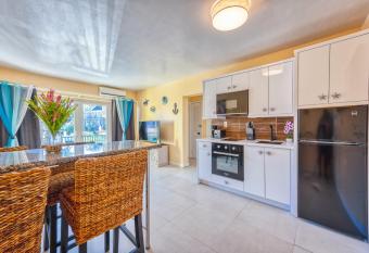 Lovely Apartment with private Gym, near Beach, Downtown, 24hr Security, Pool, Gated has Balcony rooms