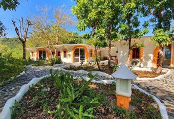 Flintstone Mini-Cave has Balcony rooms