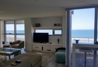 DEPARTAMENTO PREMIUM en dos plantas FRENTE AL MAR allows 18 year olds to book a room