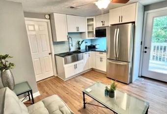 Cozy Private apt/Suite 1 bed&futon, Kitchen, Bath. has Balcony rooms