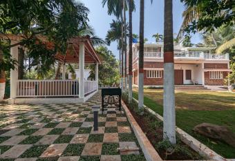 Sundeck Villa has rooms with a private hot tub